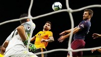 Arsenal berhasil memperkecil ketertinggalan menjadi 1-3 di menit ke-80. Sokratis merobek gawang Wolves usai menyambar bola dengan sundulan hasil dari sepak pojok. Eddie Keogh/Reuters.