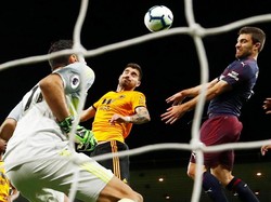 Arsenal berhasil memperkecil ketertinggalan menjadi 1-3 di menit ke-80. Sokratis merobek gawang Wolves usai menyambar bola dengan sundulan hasil dari sepak pojok. Eddie Keogh/Reuters.