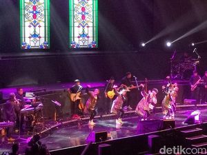 Yura Yunita Ajak Sang Kakak Naik Panggung di Konser Merakit Yura Yunita Ajak Sang Kakak Naik Panggung di Konser Merakit