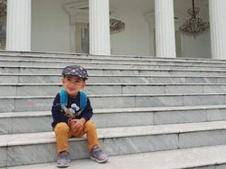 Gemasnya Jan Ethes Foto di Tangga Istana Negara