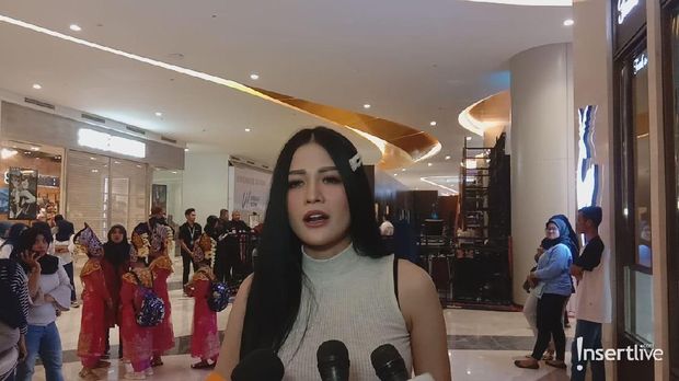 Sosok Suami Dipertanyakan Netizen, Begini Penjelasan Hesty Klepek-klepek