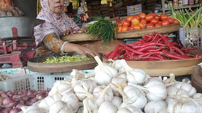 Sejumlah harga kebutuhan pokok di Sidoarjo mengalami kenaikan jelang Ramadan. Kenaikan terjadi pada harga bawang merah, bawang putih, cabai merah dan tomat.