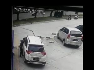 Pencurian Modus Pecah Kaca Mobil di Bekasi Terekam CCTV, Rp 15 Juta Raib
