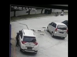 Pencurian Modus Pecah Kaca Mobil di Bekasi Terekam CCTV, Rp 15 Juta Raib