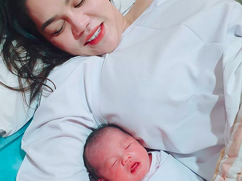 DJ Butterfly Melahirkan, Mbah Mijan Digeruduk Netter soal Tudingan Transgender DJ Butterfly Melahirkan, Mbah Mijan Digeruduk Netter soal Tudingan Transgender