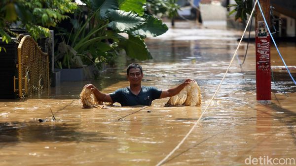 Potret Warga Pejaten Timur Beraktivitas di Tengah Banjir