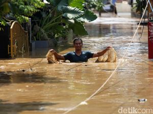Potret Warga Pejaten Timur Beraktivitas di Tengah Banjir Potret Warga Pejaten Timur Beraktivitas di Tengah Banjir