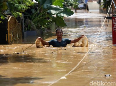 Potret Warga Pejaten Timur Beraktivitas di Tengah Banjir