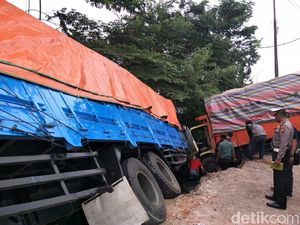 Kecelakaan Beruntun 4 Kendaraan di Gresik, Satu Pengemudi Terjepit Kecelakaan Beruntun 4 Kendaraan di Gresik, Satu Pengemudi Terjepit