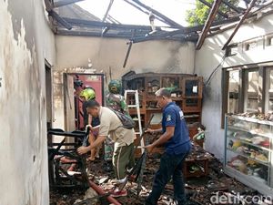 Isi Bensin Sambil Merokok, Sebuah Rumah di Banyuwangi Ludes Terbakar