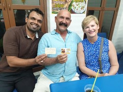 Nggak Bisa Move On! Pasangan Ini Kembali ke Resto 45 Tahun Lalu