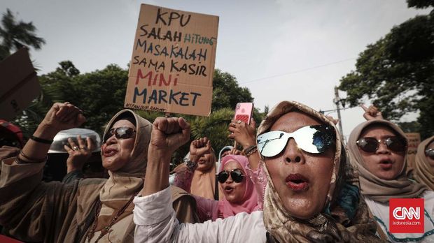 Emak-emak militan pendukung Prabowo-Sandiaga.