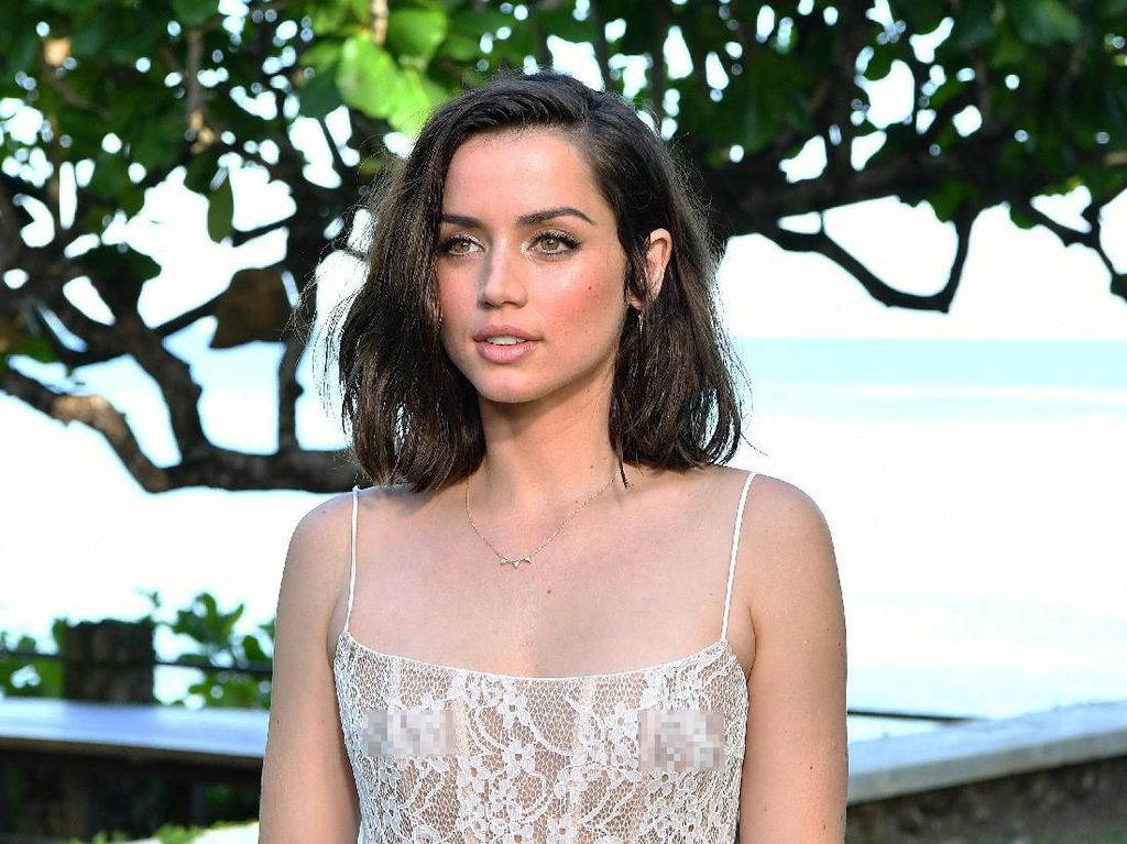 Bond Girl Ana de Armas Senang Road Trip Naik VW Kombi Bond Girl Ana de Armas Senang Road Trip Naik VW Kombi