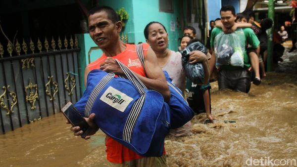 Terobos Banjir, Warga Kampung Melayu Mulai Mengungsi