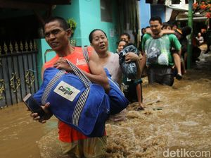 Terobos Banjir, Warga Kampung Melayu Mulai Mengungsi Terobos Banjir, Warga Kampung Melayu Mulai Mengungsi