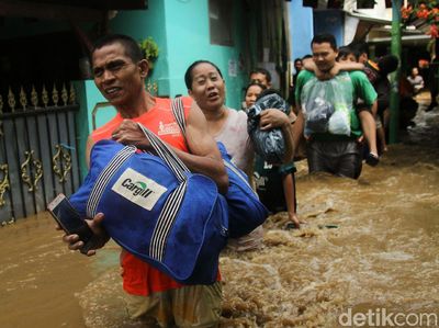 Terobos Banjir, Warga Kampung Melayu Mulai Mengungsi