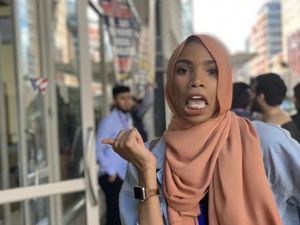 Cekrek! Hijabers Ini Nekat Berpose Senyum Depan Demo Anti-Islam di Amerika Cekrek! Hijabers Ini Nekat Berpose Senyum Depan Demo Anti-Islam di Amerika