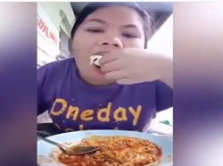 Lagi Asyik Makan Mie Pakai Kol, Wanita Ini Malah Dilempar Sandal Jepit