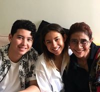 Susi Pudjiastuti dan kedua anaknya/