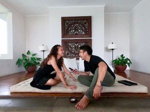 Cara Nadine Chandrawinata Atasi Bosan Tunggu Suami Pulang Cara Nadine Chandrawinata Atasi Bosan Tunggu Suami Pulang