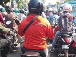 Akibat Banjir di Rawajati, Kramat Jati Arah UKI Macet Parah