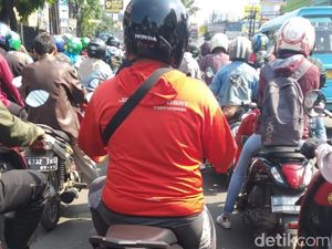 Akibat Banjir di Rawajati, Kramat Jati Arah UKI Macet Parah Akibat Banjir di Rawajati, Kramat Jati Arah UKI Macet Parah