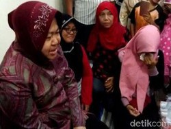 Risma Tawari Anak Petugas KPPS yang Meninggal Kerja di Pemkot Surabaya