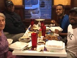 Cerita Haru Sekelompok Pemuda Temani Janda Tua Makan Malam Jadi Viral