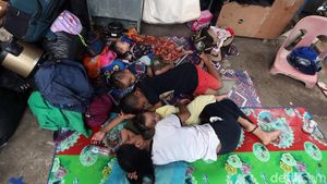 Mengungsi Sejak Subuh, Anak-anak Terlelap di Bawah Flyover