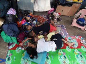 Mengungsi Sejak Subuh, Anak-anak Terlelap di Bawah Flyover
