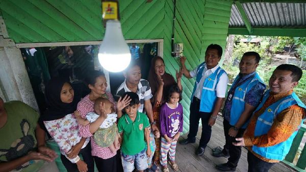 PLN Terus Terangi Daerah Pelosok di Sumbar