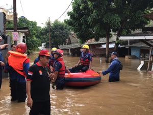 Penampakan Banjir Setinggi 2 Meter di Pasar Minggu Penampakan Banjir Setinggi 2 Meter di Pasar Minggu