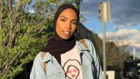 Potret Hijabers yang Viral Karena Pose Senyum di Depan Pendemo Anti Islam