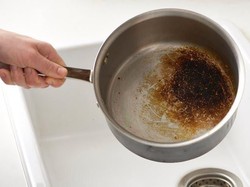 Ini Cara Praktis Bersihkan Kerak Membandel di Panci dan Wajan