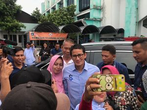 Pantau Rekapitulasi di Duren Sawit, Sandiaga Soroti Ketatnya Penjagaan