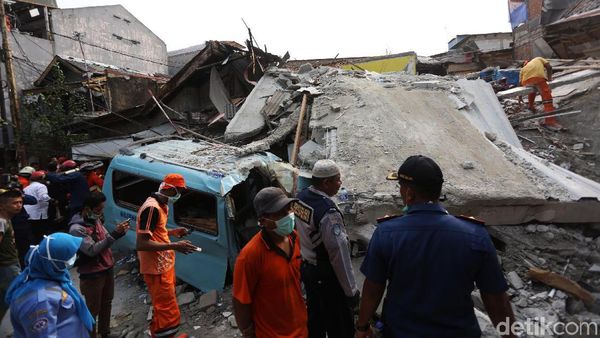 Rumah Roboh Timpa Angkot hingga Motor