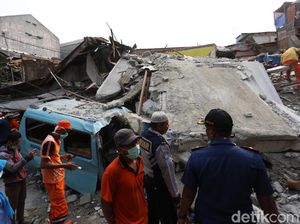 Rumah Roboh Timpa Angkot hingga Motor
