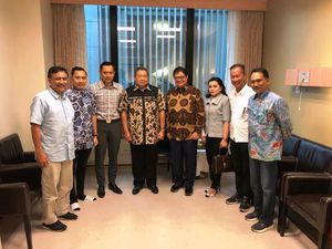 Airlangga Jenguk Ani Yudhoyono di Singapura, Disambut SBY-AHY-Ibas