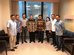 Airlangga Jenguk Ani Yudhoyono di Singapura, Disambut SBY-AHY-Ibas