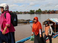 Demi Mengajar di Akademi Paradigta, Wanita Ini Kendarai Motor 3 Jam