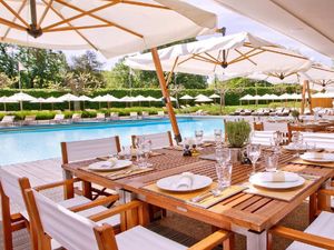 Baru Gajian, Enaknya Makan Siang Dengan Pemandangan Kolam Renang Cantik