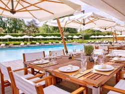 Baru Gajian, Enaknya Makan Siang Dengan Pemandangan Kolam Renang Cantik