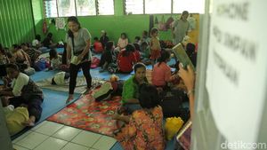 SDN Kampung Melayu Jadi Tempat Pengungsian Korban Banjir