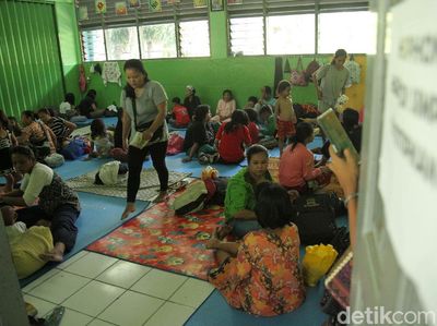 SDN Kampung Melayu Jadi Tempat Pengungsian Korban Banjir