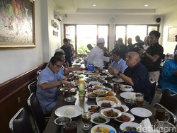 Santap Nasi Padang, Sandiaga: Pemilu Jangan Dibaperin