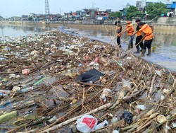 Ciliwung Meluap Semalam, Sampah Menumpuk di Banjir Kanal Barat