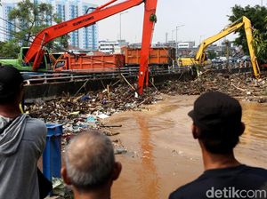 Gunungan Sampah Sungai Ciliwung Mulai Diangkat Gunungan Sampah Sungai Ciliwung Mulai Diangkat
