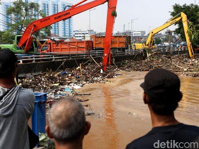 Gunungan Sampah Sungai Ciliwung Mulai Diangkat