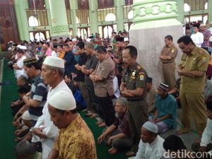 7 Petugas Pemilu Meninggal, Warga Cirebon Gelar Salat Gaib