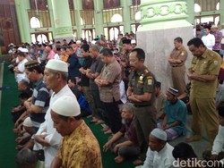 7 Petugas Pemilu Meninggal, Warga Cirebon Gelar Salat Gaib